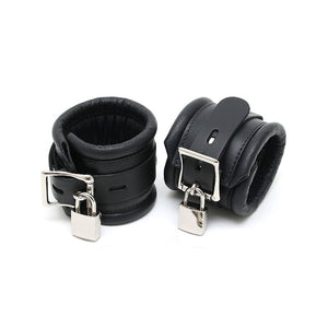 Anneau de retenue avec attaches poignets en cuir et cadenas - Rimba