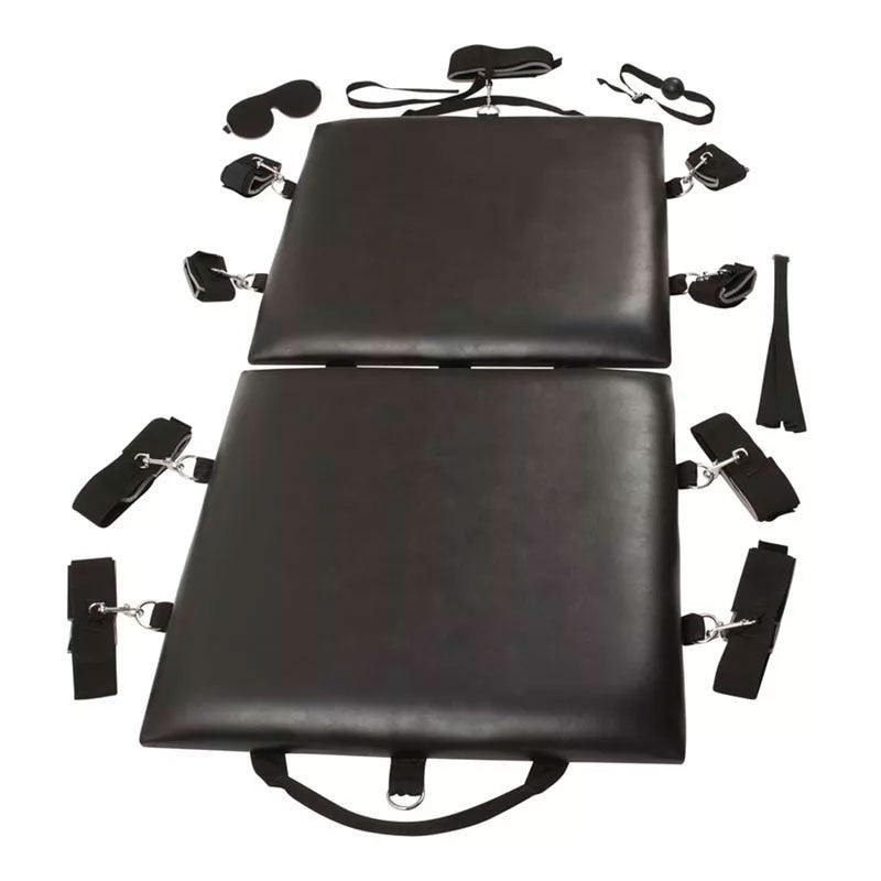 Planche de bondage avec attaches et accessoires BDSM