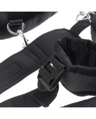 Harnais BDSM avec menottes 
