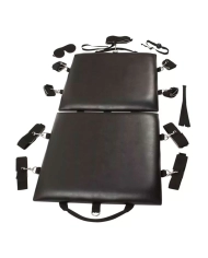 Planche de bondage avec attaches et accessoires BDSM