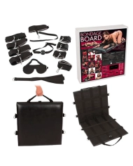 Planche de bondage avec attaches et accessoires BDSM