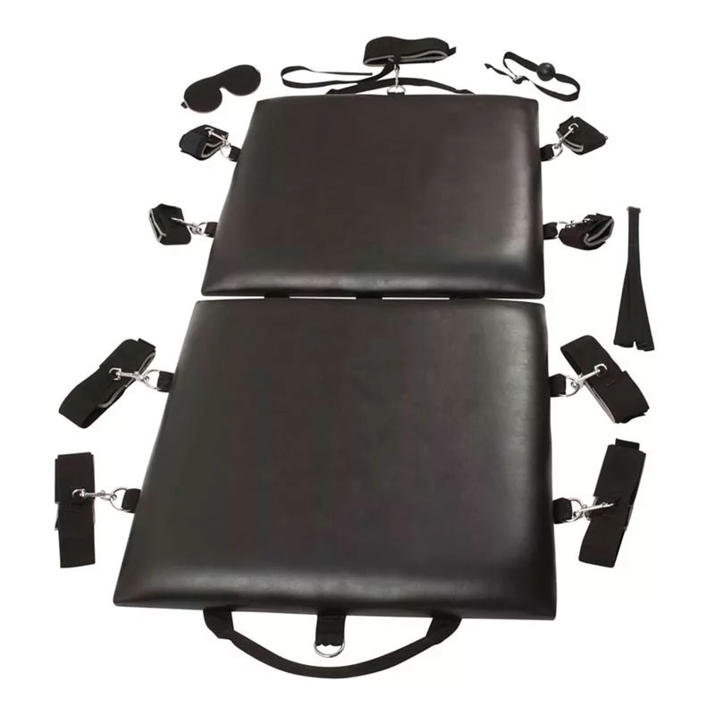 Planche de bondage avec attaches et accessoires BDSM