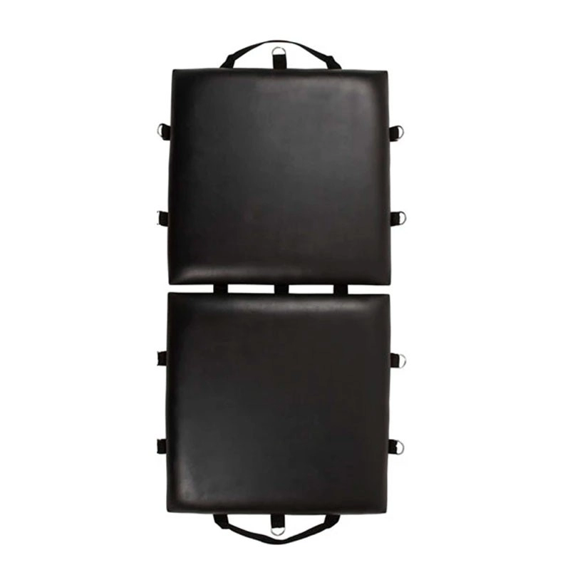 Planche de bondage avec attaches et accessoires BDSM